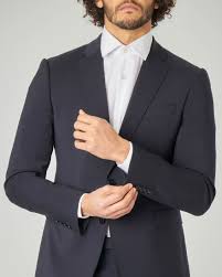 Jun 08, 2021 · lui, impeccabile nel suo abito classico tre pezzi giorgio armani made to measure 08 giugno 2021 di laura scafati un bosco, la luce calda delle prime sere d'estate, l'amore. Emporio Armani Abito Blu Scuro In Tela Di Lana Shoppingscanner