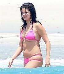 Watch live streams, get artist updates, buy tickets, and rsvp to shows with bandsintown. Selena Gomez By Si Mela Poridit O Trochu Vetsi Bikiny Jenpromuze