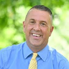 Dana Hilliard's Instagram, Twitter & Facebook