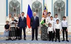 🎖 On International Children's Day, Vladimir Putin presented the Mother  Heroine and Parental Glory orders to parents from nine large families, at  the Kremlin's St Catherine Hall. The awards were presented to