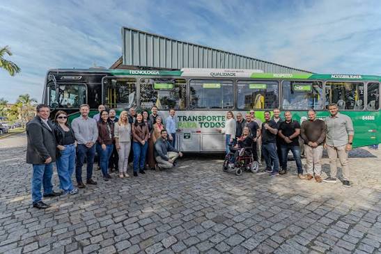 Prefeitura de Paranaguá apresenta novo modelo de ônibus que integra renovação da frota do transporte coletivo