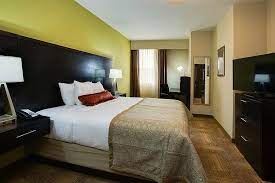 Enjoy two large bedrooms with queen beds and a large, connecting bathroom with double vanity and tub. Two Bedroom Suite King Bed Picture Of Staybridge Suites Atlanta Airport Hapeville Tripadvisor