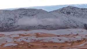 Nu este pentru prima oară când ninge în această regiune, însă astfel de fenomene au avut loc mai ales în ultimii ani. A Nins In Desertul Sahara Foto Video Mobile