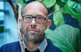Homme qui étudie sans cesse l'art de se contrefaire, de revêtir un autre acteur se dit de celui qui a part dans la conduite, dans l'exécution d'une affaire, dans une partie de jeu ou de plaisir. L Acteur Gourmand Le Devoir