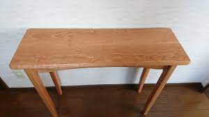 友人が家をリフォームしたので お祝いに コーナーにピッタリと合う飾りテーブルを造りました サイズはw900 d300 h725で 材料は全てブラックチェリー 脚はテーパー加工して スッキリ感を出し 天板と幕板のエッジは トリマービットのヒョウタン面で加工して