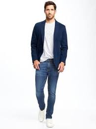 Herren tragen zum beispiel eine klassische blue jeans mit waschungen und kombinieren diese mit einem dunkelblauen shirt. Wie Kombinieren Dunkelblaues Sakko Weisses T Shirt Mit Einem Rundhalsausschnitt Blaue Jeans Weisse Leder Nied Blaue Blazer Outfit Manner Outfit Lassiger Mann