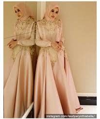 Simple dengan celana chino sumber gambar: Model Baju Kondangan Muslimah Baju Kondangan Modern