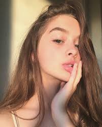 As with any makeup look, you should start by creating a flawless base for the rest of your makeup. T O R Y