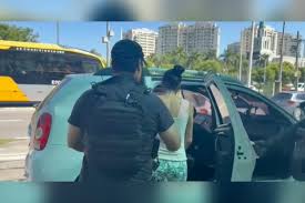 “Mulher-Gato” tenta ataque fatal e vítima reage com artes marciais