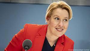 Franziska giffey wird gerügt für ihre doktorarbeit, darf den titel aber behalten. Familienministerin Giffey Kann Doktortitel Behalten Aktuell Deutschland Dw 30 10 2019