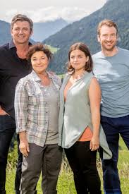 Seit 2008 spielt sie in der fortlaufenden serie ,,der bergdoktor die rolle der lilli, welche vom ,,bergdoktor (gespielt von hans sigl). Ronja Forcher Steckbrief News Bilder Gala De