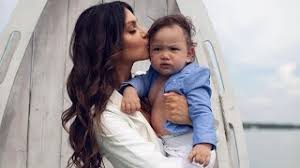 Pasangan ini berkahwin di kota baharu, kelantan pada 15 november 2004 dan ada yang mengatakan perkahwinan ini diatur oleh bonda tuanku muhammad, iaitu ymm raja perempuan tengku anis yang juga merupakan keluarga diraja patani. Wajah Terkini Anak Rihana Oksana Bekas Isteri Sultan Kelantan Comel Dan Terserlah Muka Melayu Youtube