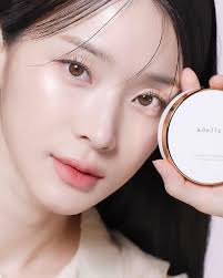 𝐀𝐃𝐄𝐋𝐈𝐂𝐀 𝐓𝐇𝐄 𝐍𝐄𝐖 𝐆𝐎𝐋𝐃 𝐂𝐎𝐋𝐋𝐀𝐆𝐄𝐍 𝐀𝐌𝐏𝐎𝐔𝐋𝐄  𝐂𝐔𝐒𝐇𝐈𝐎𝐍 A cushion pact filled with an ampoule that provides flawless  coverage and creates a natural dazzling, radiant effect! ✨✨ ✨ 𝐀𝐋𝐋-𝐃𝐀𝐘  𝐆𝐋𝐎𝐖 One drop of