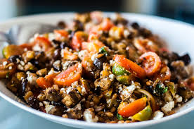 L'orzo integrale ha una consistenza rustica e quasi croccante, la base per infinite varianti di insalate estive. Insalata Di Farro Vegetariana 5 Ricette Food Blog