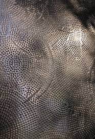 liquid metal antique bronze walls4naples metallic behang muur texturen behang ideeen