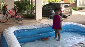 Selamat datang gan/sis di toko kami selamat berbelanja. Main Air Di Kolam Renang Karet Anak Intex Youtube