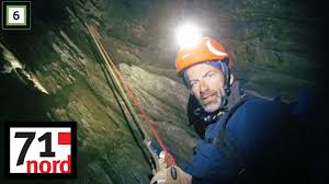 På onsdag slippes ti kjendiser løs i den norske naturen for å kjempe om tittelen som «norges tøffeste kjendis». 71 Nord Kjendis Kjendisene Rappelerer Ned En Bekmork Grotte Discovery Norge Youtube