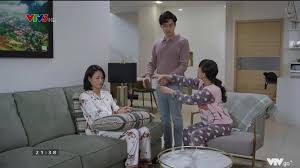 Trí bế chị ngất lịm trên tay, vội vã chạy ra xe cấp cứu, còn bà loan tru tréo chạy theo sau. Hkoirqolo K29m