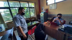 Pihak berkuasa perlu menghukumkan pesalah dengan denda yang lebih berat daripada kes yang lain.mereka harus diberikan didikan agama yang sempurna. Geger Bayi Digondol Anjing Polisi Amankan Perempuan Muda Suara Jabar