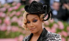 Abiti da damigella d'onore floreali, abiti di seta di pizzo, matrimonio rustico, boho wedding, boho wedding, abito da sposa, abito personalizzato, abiti da. Met Gala 2019 Tiffany Haddish Makes History As First Person To Pull Off A Fedora Allure