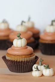 These thanksgiving cupcakes feature all of your favorite fall flavors, like pumpkin spice, cinnamon, and candy apples, and you can even decorate them and if you have some thanksgiving cupcakes left over after dinner — which will be very unlikely — you can store them in the fridge for up to a week. Thanksgiving Cupcake Ideas For Holidays
