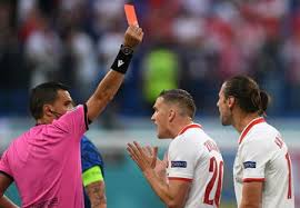 Czerwona kartka dla cristiano ronaldo w meczu z valencią stanowi poważne ostrzeżenie dla działaczy juventusu i samego piłkarza. H9ahhlm9tmyenm
