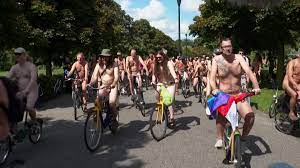 شاهد: الدراجون العراة يجوبون شوارع أمستردام للتوعية بإجراءات السلامة وخطورة  التلوث | Euronews