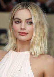 The Center Parted Haircuts Are One Of Those Which Are Much Popular Among Females In These Days Th Medium Hair Styles Margot Robbie Hair Celebrity Makeup Looks
