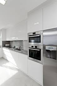 Cocina Moderna Racionalista Y Blanca In 2020 Kitchen Cabinets Decor Kitchen Design Glossy Kitchen