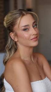 Total look super romantico! Per Elisa ho curato make-up e acconciatura ✨  Eccola super radiosa nel suo giorno più bello 💖