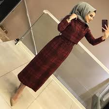 Goruntunun Olasi Icerigi 1 Kisi Ic Mekan Muslim Fashion Outfits Muslim Fashion Dress Muslim Fashion