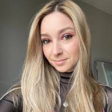 Marisa Hurst's Instagram, Twitter & Facebook