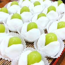 豊田松華堂 on instagram 今日のお菓子は大粒のシャインマスカットの マスカット大福 です 豊田市 豊田松華堂 wagashi 茶道 上生菓子 練切り 松華堂宮上店 和菓子 シャインマスカット ぶどう大福 japanesesweets 生菓子 フルーツ大福 シャインマスカット