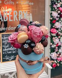 Polaberry Amsterdam On Instagram Our Mini Bouquet With Strawberries In Dark And Chocolate Flowers Bouquet Chocolate Covered Strawberries Bouquet Food Bouquet