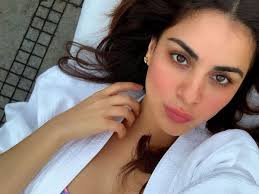 Photos Kundali Bhagya Actress Shraddha Arya S Radiant Selfies Will Make Your Day Brighter Malaika arora gears up for christmas festivities, posts picture of herself 'decembering'. photos kundali bhagya actress shraddha
