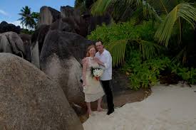 Diese variante kann je nach gewünschtem land recht aufwändig sein. Heiraten Am Strand Auf Den Seychellen Am Schonen Anse Source D Argent