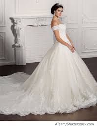 Gebrauchte brautkleider wie neu im outlet in großer auswahl von bekannten designern und marken kaufen. Braut Im Weissen Kleid Aus Spitze Mit Langer Schleppe Fur Hochzeit Hochzeitskleider Vintage Hochzeitskleid Prinzessin Spitze Brautmode