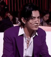 Wu yifan, muchos dirán que es el hombre perfecto, aquel que lo tiene todo y si, el con una sonrisa lo confirma. Kris Wu Gifs Tenor