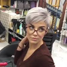 Korte kapsels 2021 met bril. New Inspiration De Mooiste Korte Kapsels