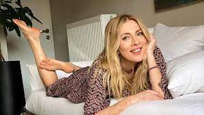 Maybe you would like to learn more about one of these? H Smaragda Karydh Apoxwristhke Ta Makria Ths Mallia Kai Ekane Ena Stilato Kare Bovary