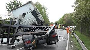 It's london's most active news center with a team of aggressive street reporters. Nonstopnews Sprinter Kollidiert Frontal Mit Laster Transporterfahrer Auf Der Stelle Tot Container Rutscht Von Lkw Und Hebt Komplettes Fahrzeug Teilweise In Die Luft