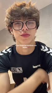 Chico Con Lentes Mamado