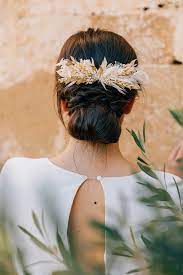 Mariage Les Couronnes De Victoire Ouvre Son Atelier De Fleurs Sechees A Paris Chignon Bas Mariage Accessoire Cheveux Mariage Coiffure Boheme Mariage