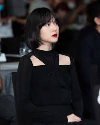 Hình ảnh hải tú diện chiếc áo sơ mi giống hệt sơn tùng hơn 2 năm trước khiến cư dân mạng xôn xao bàn tán. Dlmre19ayxjgim