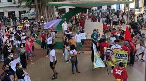 O preconceituoso e opressor jair messias bolsonaro, que vem atualmente oprimindo as classes. Jmbsdinrwpsoxm