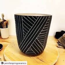 How To Carve A Pot Carve Pot Diyabschnitt Diy Abschnitt In 2020 Topferei Designs Keramik Textur Keramik Bemalen