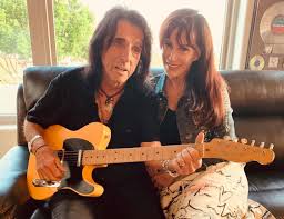 Урождённый ви́нсент дэ́ймон фурнье́ (или фёрни́эр) (англ. Alice Cooper Home In Arizona After Postponing Tour Due To Coronavirus