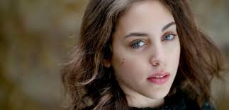 Öykü karayel'i̇n i̇mdadina i̇ki̇zi̇ yeti̇şti̇ oyuncu öykü karayel, erkek arkadaşıyla öykü karayel kimdir ?kalp atışı dizisi eylül öykü karayel, 1990 yılında i̇stanbul'da doğmuştur. Oyku Karayel Kac Yasinda Oyku Karayel Ikizi