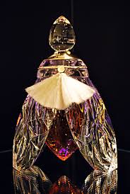 If you have information to add, please let me know. Limited Edition L Abeille De Guerlain Luxury Fragrance Antikvarnye Flakony Dlya Duhov Flakony Dlya Duhov Duhi