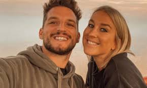 De lebbeekse met spaanse roots is actief als influencer. Sean Dhondt En Vriendin Maithe Genieten Op Vakantie Samen Op De Scooter En S Nachts Naaktzwemmen Foto S Zita